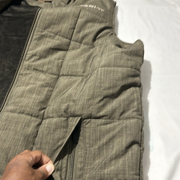 ARIAT Insulated Vest - Picture 15 of 16